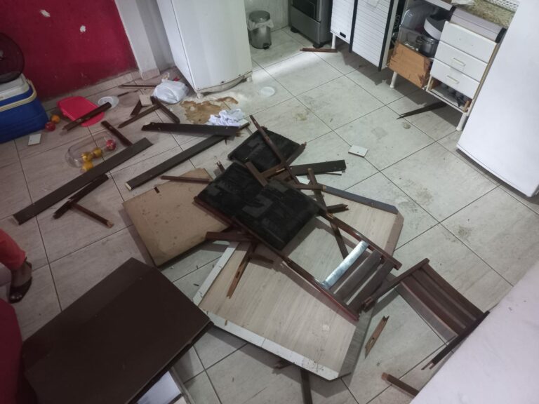 Homem em surto quebra móveis e foge no Nova Esperança
