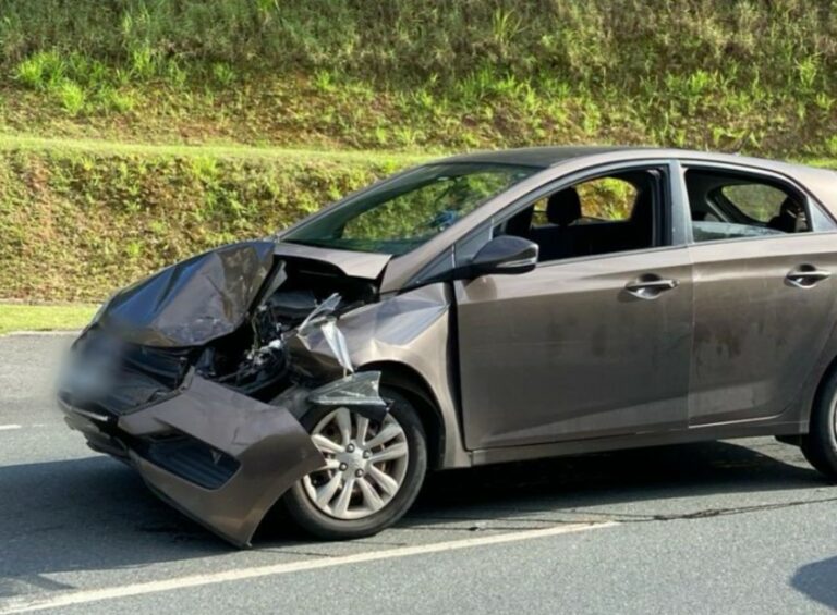 Motorista embriagado causa acidente e ainda bate no outro motorista