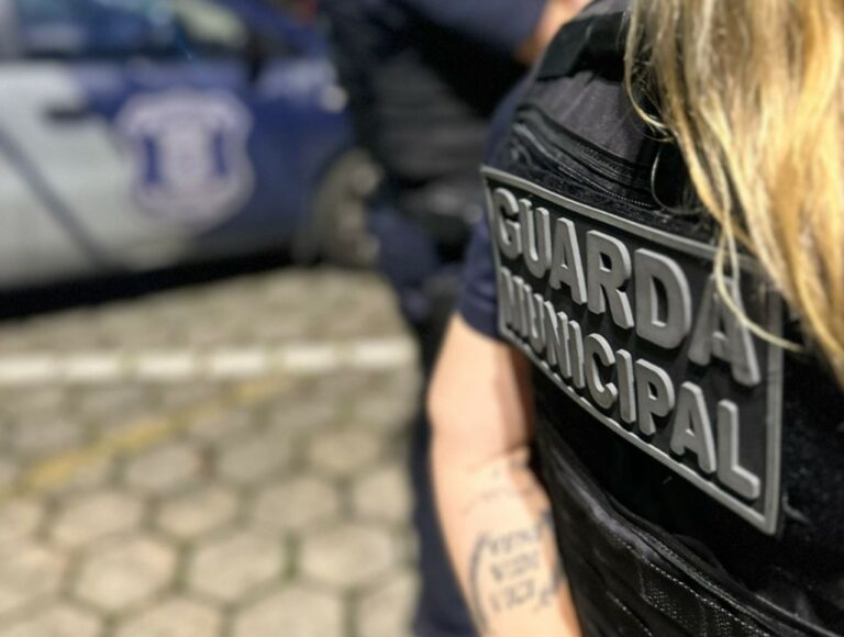 Homem é preso após rondar escola portando réplica de arma