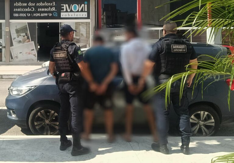 Dois são presos após roubarem whisky supermercado