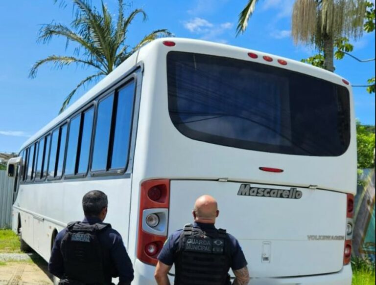 Ônibus da prefeitura de Itapema é roubado e recuperado em BC