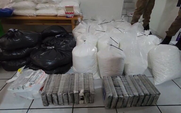 Operação da PM e PRF apreendem 445kg de cocaína no Bairro das Nações