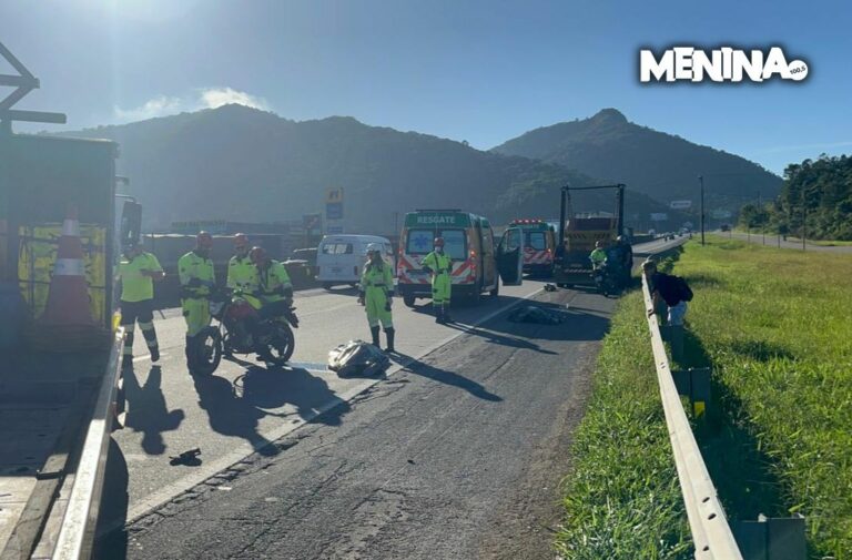 Acidente com moto na BR-101 mata duas pessoas. Condutor de carro fugiu sem prestar socorro.
