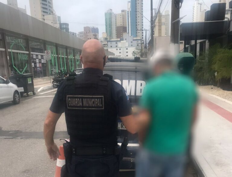 Homem é preso por roubo no Calçadão