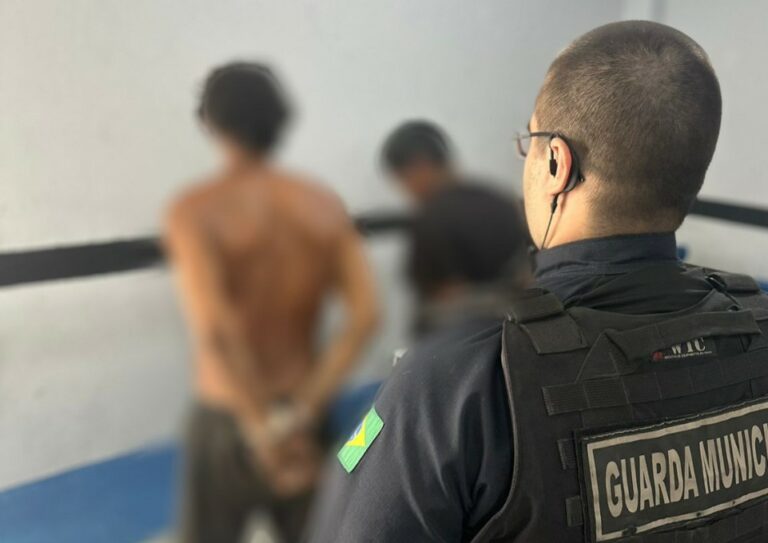 Andarilhos são detidos ao desmontar para furtar portão de residência