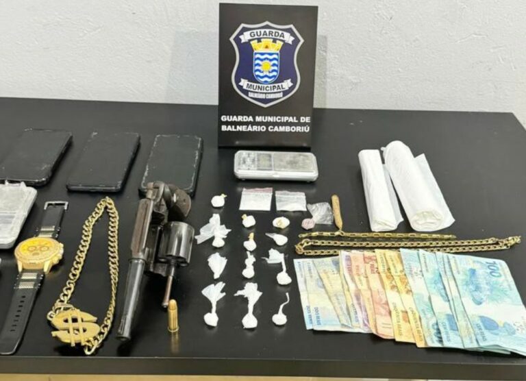 Homens são detidos com drogas, arma e munições em BC