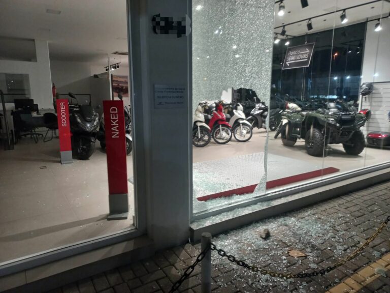 Homens quebram vidro de concessionária e roubam duas motos