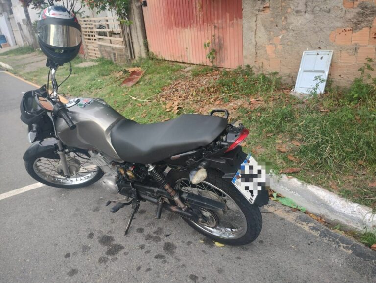 Homem tenta fugir de abordagem da PM e é preso com moto roubada