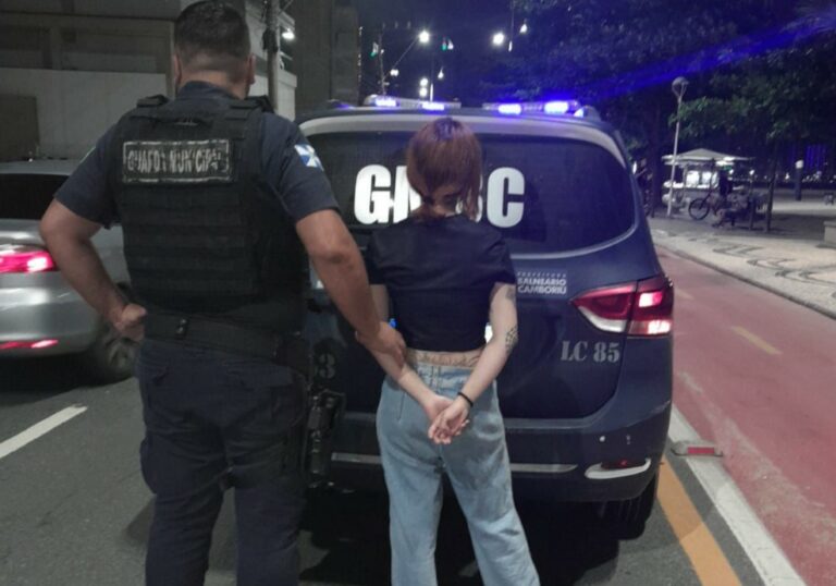 Mulher é detida pela GM por posse de drogas