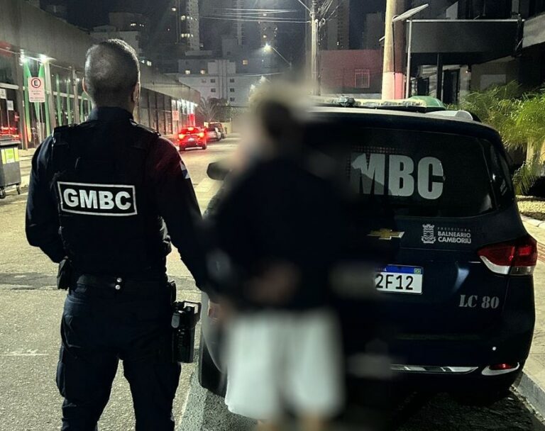 Homem é preso após roubar óculos em shopping