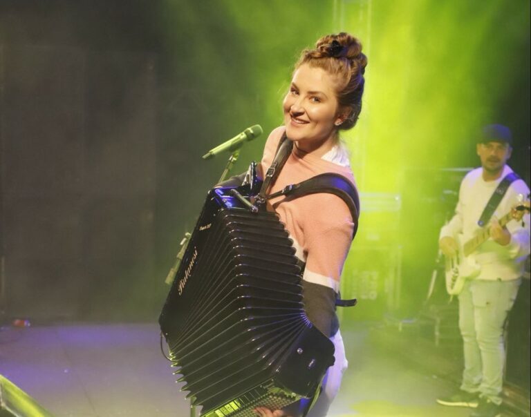 Maior Sanfoneira do Brasil faz show no Arraiá do Alles Park