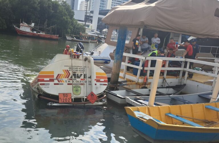 Motorista morre afogado após caminhão tanque cair no Rio Camboriú