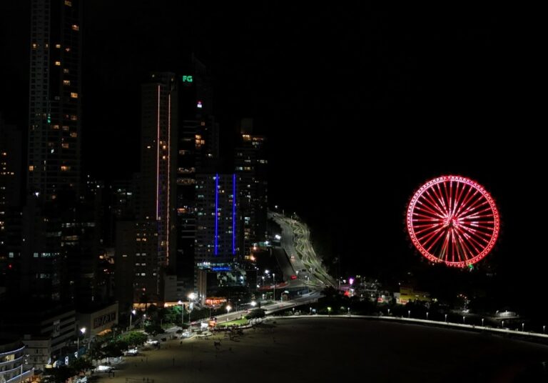 Ano Novo Chinês é celebrado em Balneário Camboriú com show de luzes na FG Big Wheel