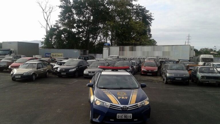 PRF promove leilão de 329 veículos apreendidos no litoral de SC