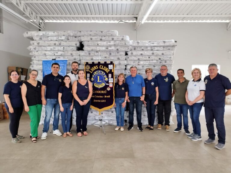 Lions Clube Camboriú entrega colchões para famílias afetadas pelas chuvas em Camboriú