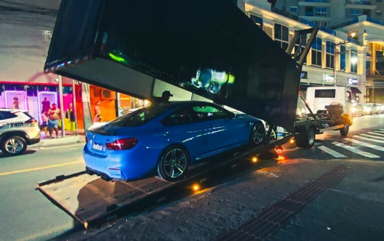 Motorista acelera em blitz, foge, desacata policiais, vai preso e tem carro apreendido