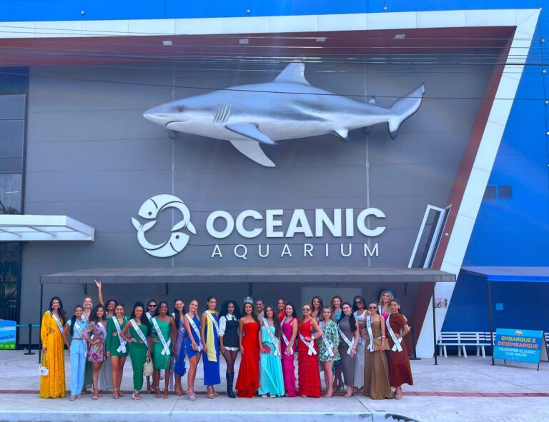 Participantes de concurso de beleza visitam atrativos em Balneário Camboriú (SC)