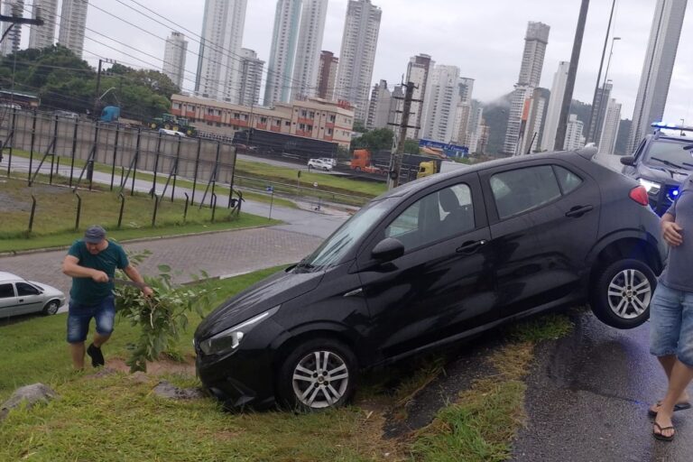 Carro perde controle e gira na pista em cima de viaduto da Barra
