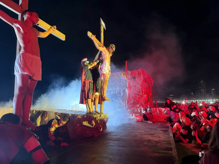 Espetáculo da Encenação da Paixão de Cristo emociona público em Itapema
