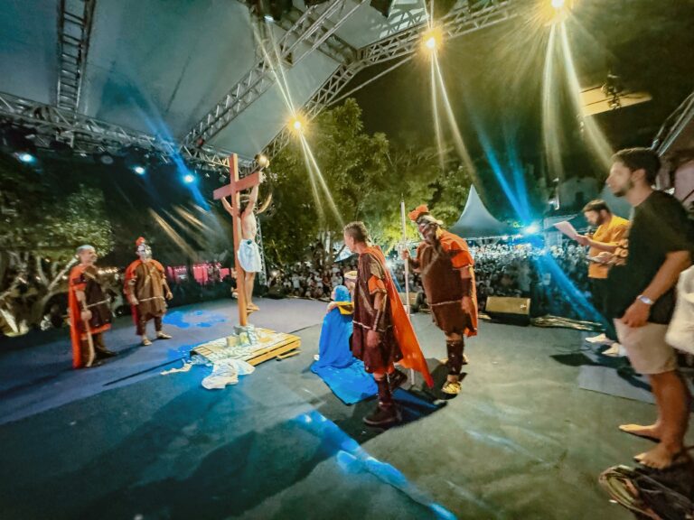 Fé e emoção marcam a Sexta-feira Santa no Cristo Luz com o evento “Cristo Vive”