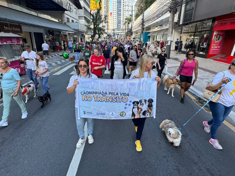 7ª Cãominhada Pela Vida no Trânsito reuniu mais de 150 cães em Balneário Camboriú