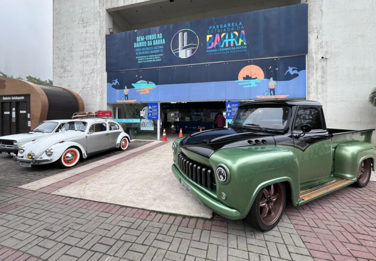 Exposição de carros antigos movimentou a Feira da Praça do Pescador