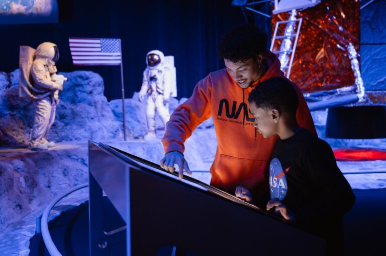 Dia dos Pais:  exposição da Nasa relembra como era se comunicar com a família fora da Terra