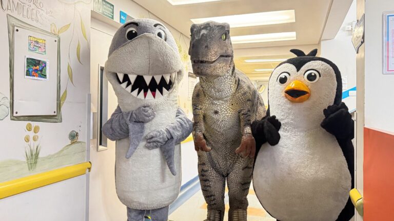 Pacientes do Hospital Pequeno Anjo se encantam com visita de mascotes do Grupo Oceanic