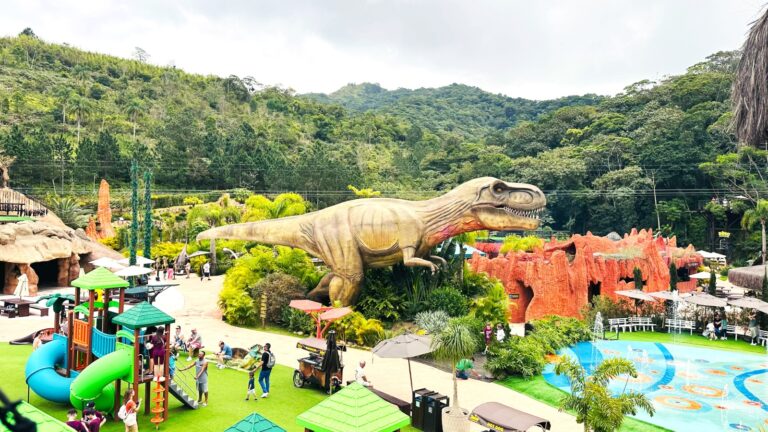Parque Aventura Jurássica celebra 2 anos em Balneário Camboriú