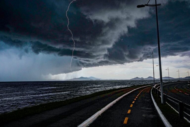 Último fim de semana do inverno tem previsão de chuva intensa, vendavais e granizo em SC