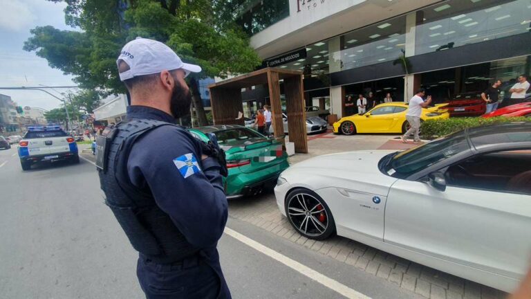 Agentes de trânsito autuam 11 veículos de luxo estacionados em calçada e ponto de ônibus