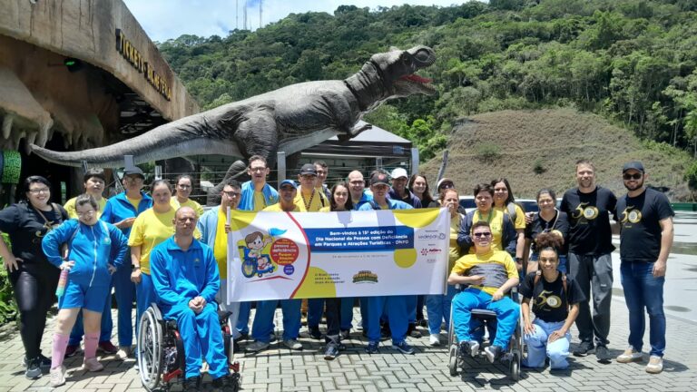 Dia Nacional da Pessoa com Deficiência leva alunos para experiência no Oceanic Aquarium e no Parque Aventura Jurássica