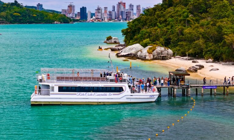 Novo passeio de catamarã liga Balneário Camboriú à Ilha de Porto Belo na temporada