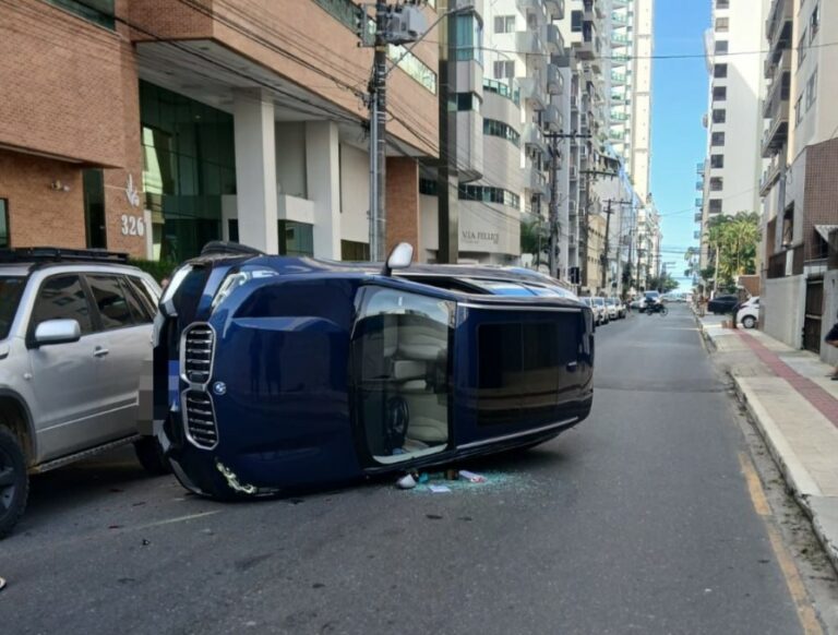 Veículo capota após colisão na rua 2300