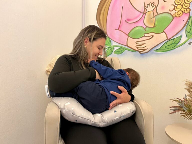 Fevereiro Laranja: NAM reforça importância do aleitamento materno para redução do risco de leucemia infantil