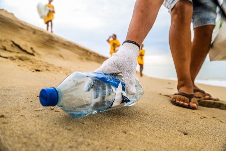 Governo do Estado promove ação do Jogue Limpo com o Meio Ambiente na Praia de Jurerê, em Florianópolis