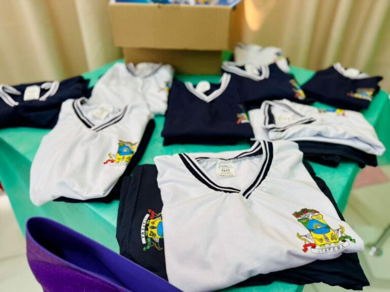 Itapema inicia entrega dos uniformes de verão para alunos da Rede Municipal