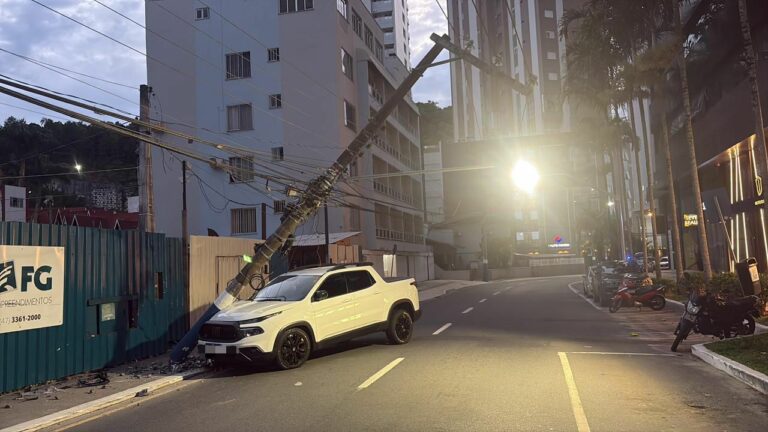 Motorista bate camionete contra poste e abandona veículo no Pioneiros