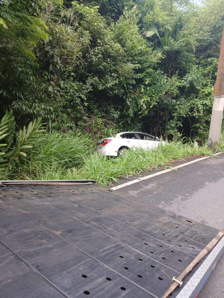 Veículo cai em ribanceira no bairro São Judas Tadeu