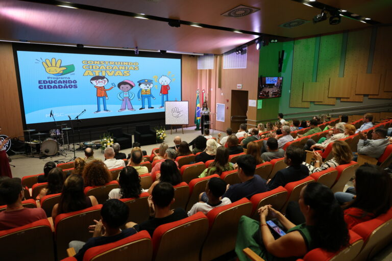 Com foco no reconhecimento de parcerias, MPSC entrega selo “Amigo do Programa Educando Cidadãos”