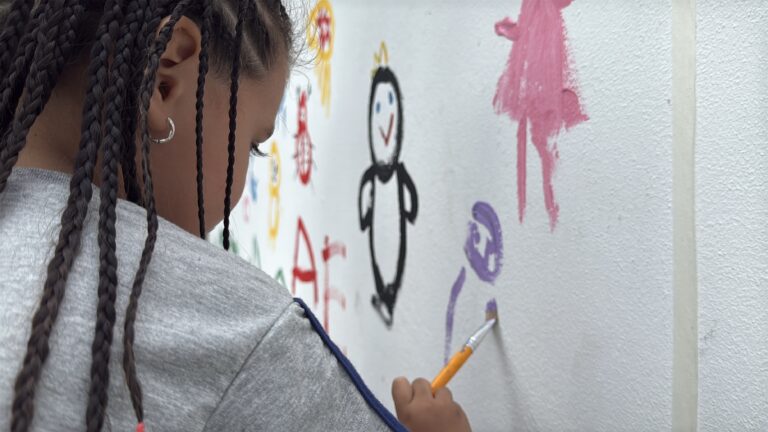 Crianças do NEI Carrossel pintam muro em comemoração aos 44 anos da unidade escolar