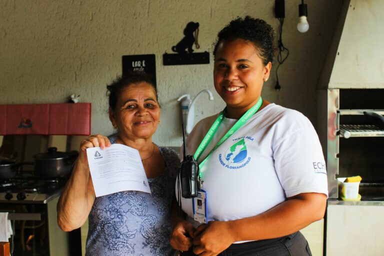 Moradores de Potecas recebem certificado de regularidade da Casan