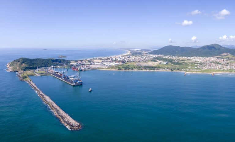 Porto de Imbituba mantém ritmo de crescimento e movimenta 641 mil toneladas em fevereiro de 2026