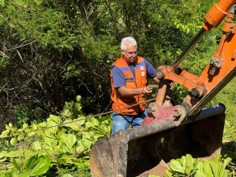 Defesa Civil intensifica limpeza de rio e remoção de galhos em ação preventiva
