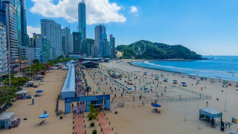 Mundial de beach tennis segue movimentando a Praia Central em BC