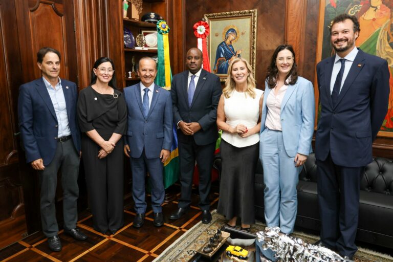 Governador recebe embaixador de Ruanda e destaca programa Universidade Gratuita
