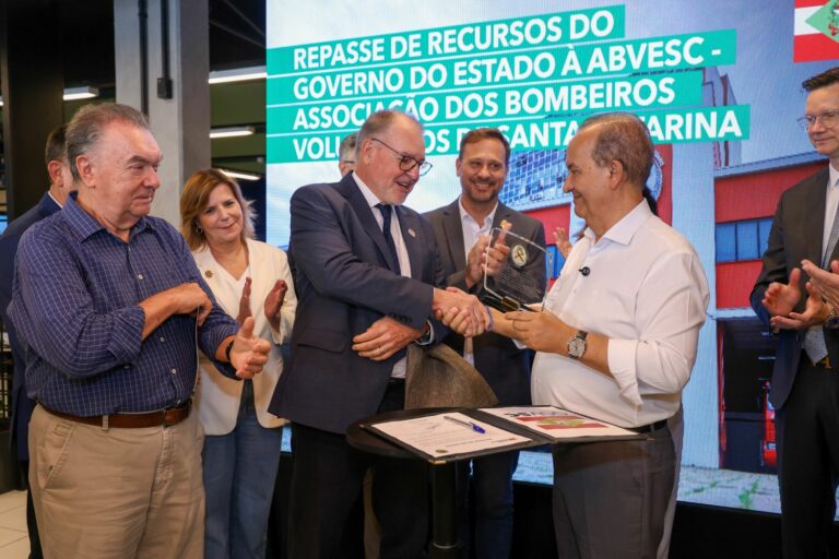 Governador anuncia recursos para a Escola do Teatro Bolshoi e Bombeiros Voluntários de Joinville