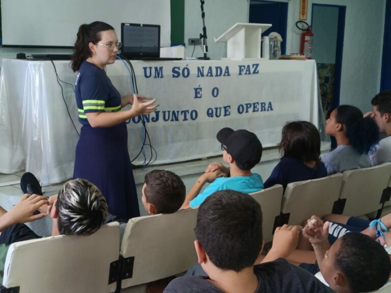 Programa Socioambiental da CASAN promove atividade no Bairro Monte Verde sobre o Dia Internacional da Mulher