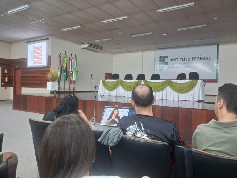 Atividade formativa da rede de ensino tem acessibilidade em Libras