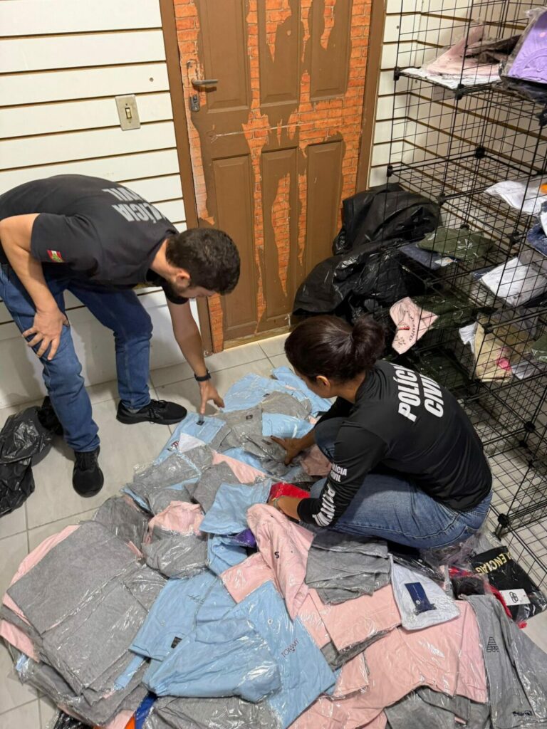Polícia Civil apreende 5 mil peças de vestuário falsificado em Brusque
